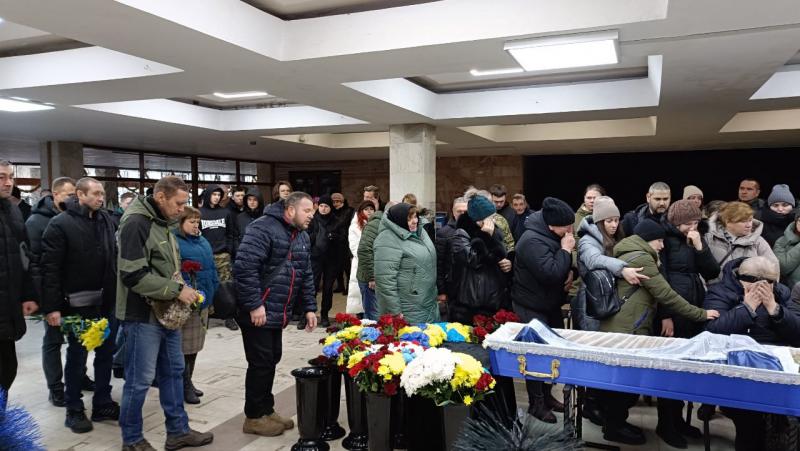 «Будинок залишився без господаря, а наречена — без свого коханого»: у Кременчуці провели в останню путь Захисника України Антона Ковальчука