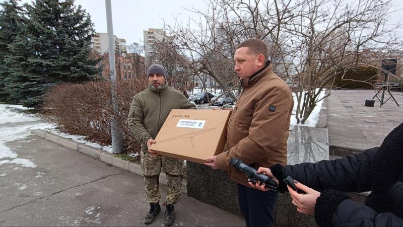 «Ми встояли — а значить, уже перемогли»: у Кременчуці відзначили День Соборності України та передали військовим п’ять станцій Starlink