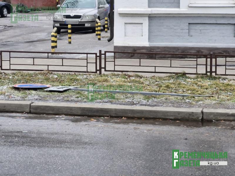 Кременчук під ударом стихії: повалені дерева, розбиті автівки та понівечене середмістя (Доповнюється)