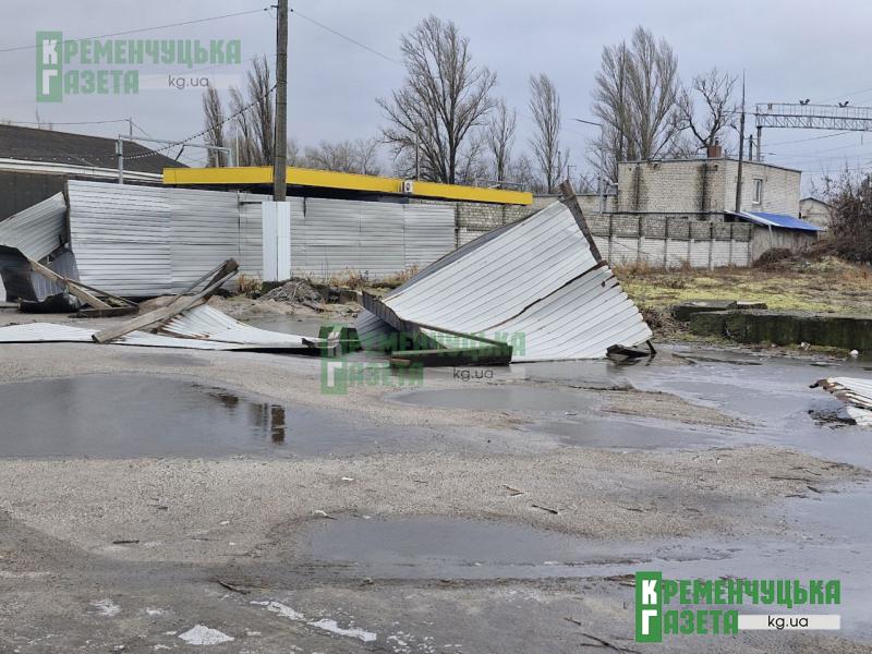 Кременчук під ударом стихії: повалені дерева, розбиті автівки та понівечене середмістя (Доповнюється)