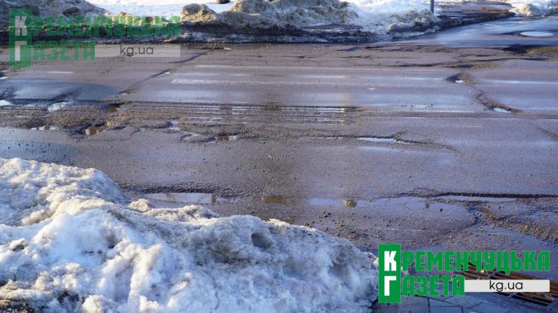 «Прощавай, підвіско»: водії нарікають на жахливий стан дороги по вулиці Вадима Пугачова
