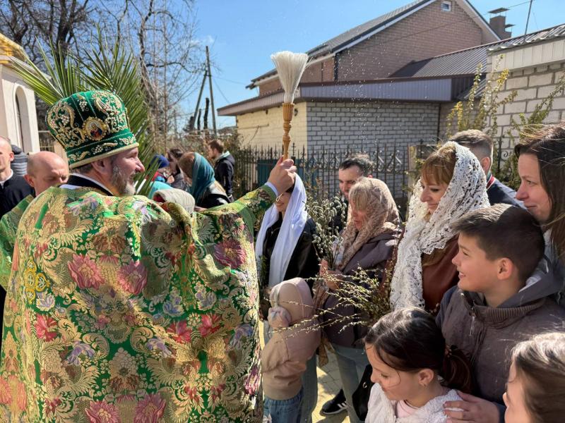 «Не я б’ю — верба б’є»: Кременчук святкує Вербну неділю з молитвою, вербою та надією на мир