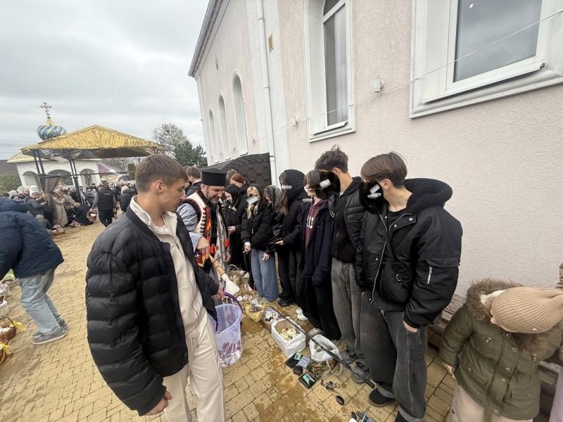Зошити з підготовки до НМТ, тварини і ще багато цікавого: що і кого кременчуківці освячували на Великдень
