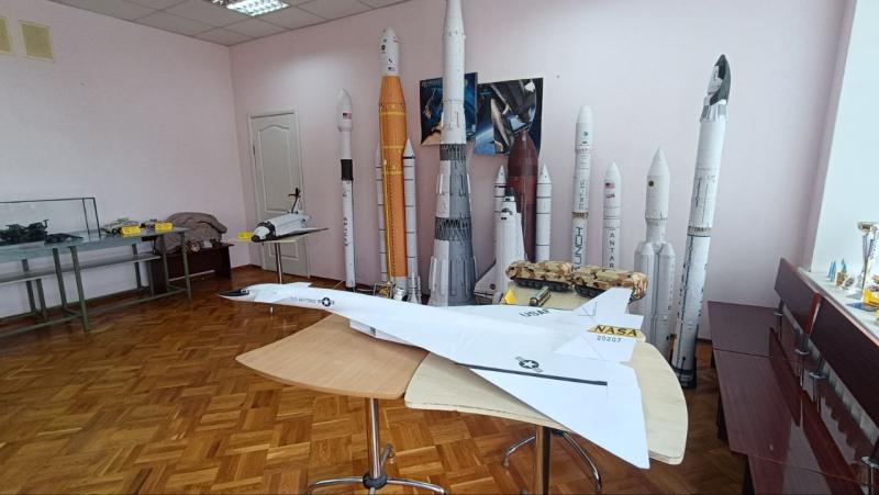 Від паперу до космосу: у Кременчуцькій гуманітарно-технологічній академії відкрили виставку про українське ракетобудування