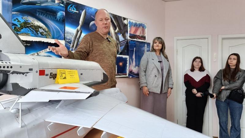 Від паперу до космосу: у Кременчуцькій гуманітарно-технологічній академії відкрили виставку про українське ракетобудування