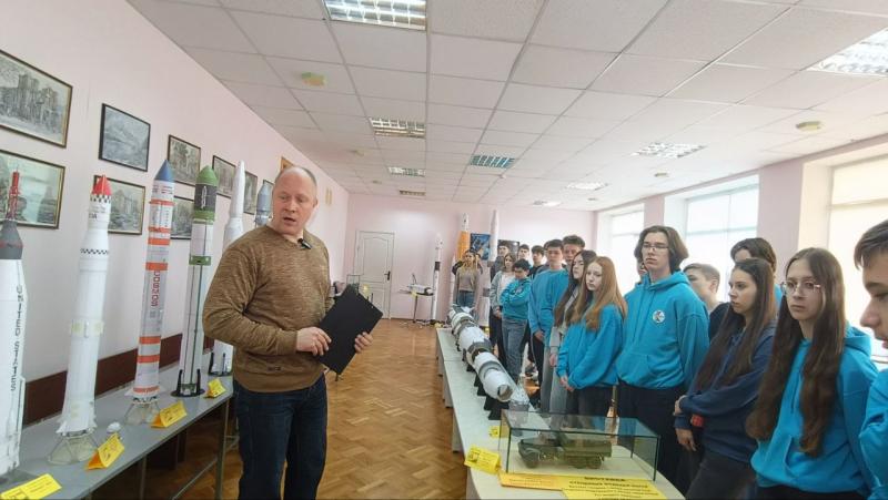 Від паперу до космосу: у Кременчуцькій гуманітарно-технологічній академії відкрили виставку про українське ракетобудування