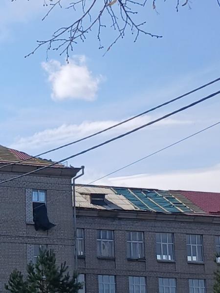 Частково демонтований дах спортліцею у Кременчуці спричинив протікання: влада шукає нового підрядника, Костенко особисто оглянув об’єкт