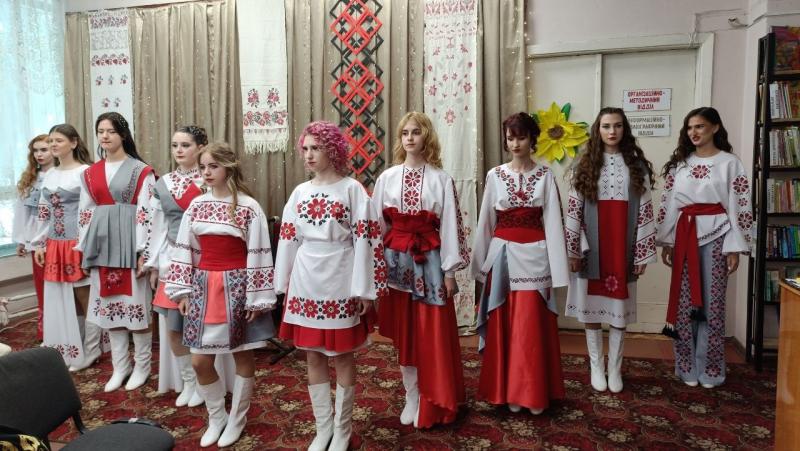 Від сорочок сторічної давнини до сучасної моди: у Кременчуці на подіумі в бібліотеці ожила історія вишиванки