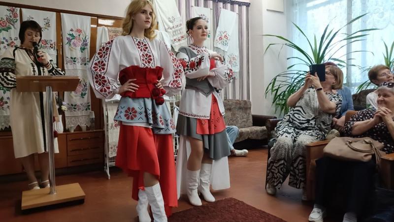 Від сорочок сторічної давнини до сучасної моди: у Кременчуці на подіумі в бібліотеці ожила історія вишиванки