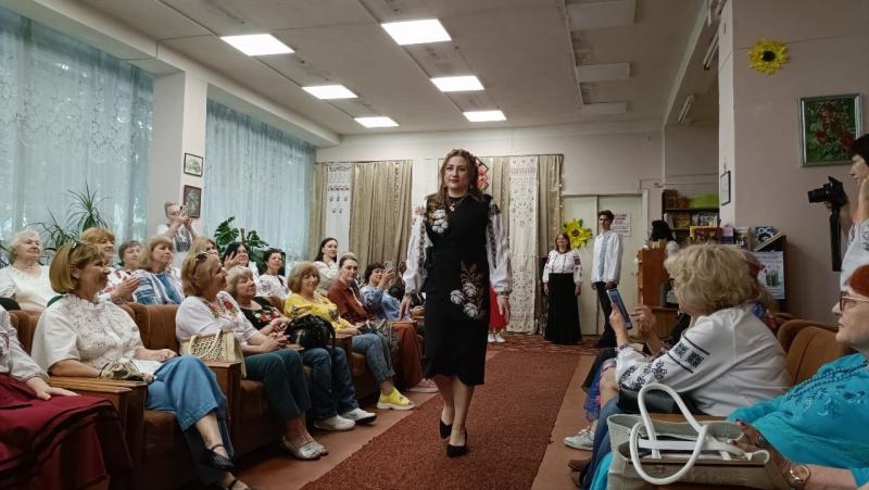 Від сорочок сторічної давнини до сучасної моди: у Кременчуці на подіумі в бібліотеці ожила історія вишиванки