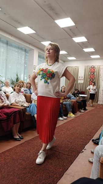 Від сорочок сторічної давнини до сучасної моди: у Кременчуці на подіумі в бібліотеці ожила історія вишиванки
