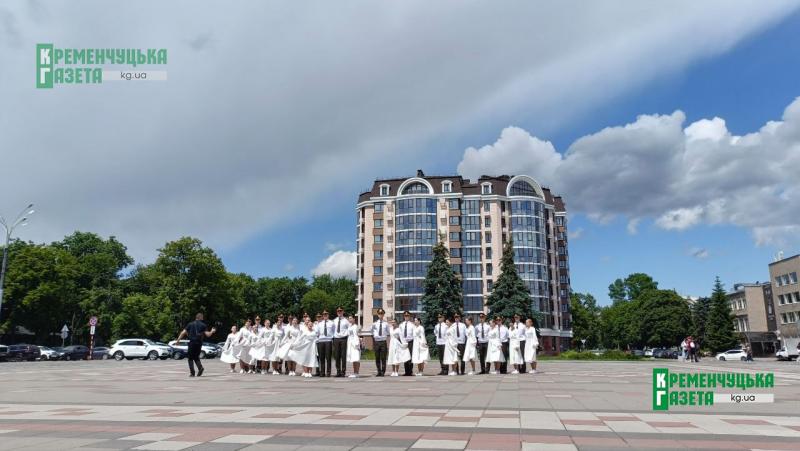 Попри дощ у Кременчуці випускники військового ліцею станцювали зворушливий вальс на площі Перемоги