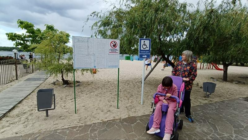 Пляж - без бар’єрів чи ілюзія доступності: журналісти Кременчуцької газети разом з містянами перевіряли інклюзивність на практиці