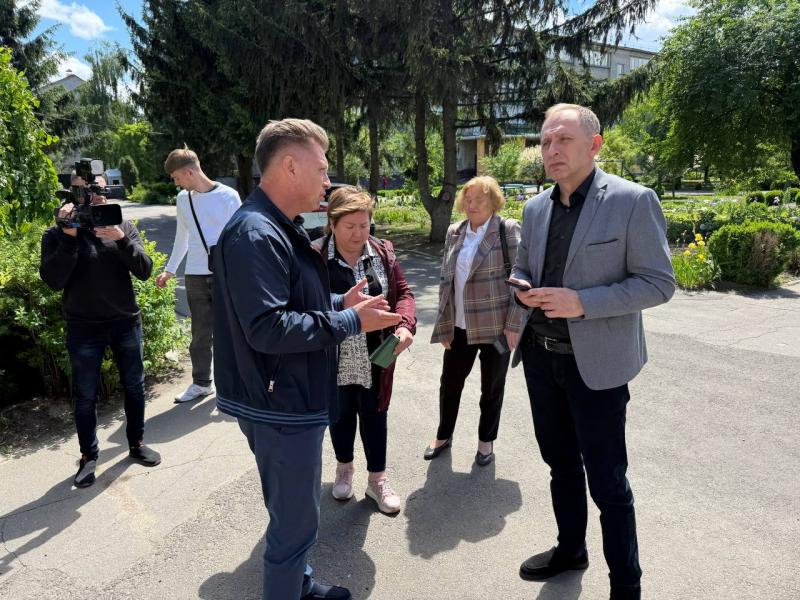 Частково демонтований дах спортліцею у Кременчуці спричинив протікання: влада шукає нового підрядника, Костенко особисто оглянув об’єкт