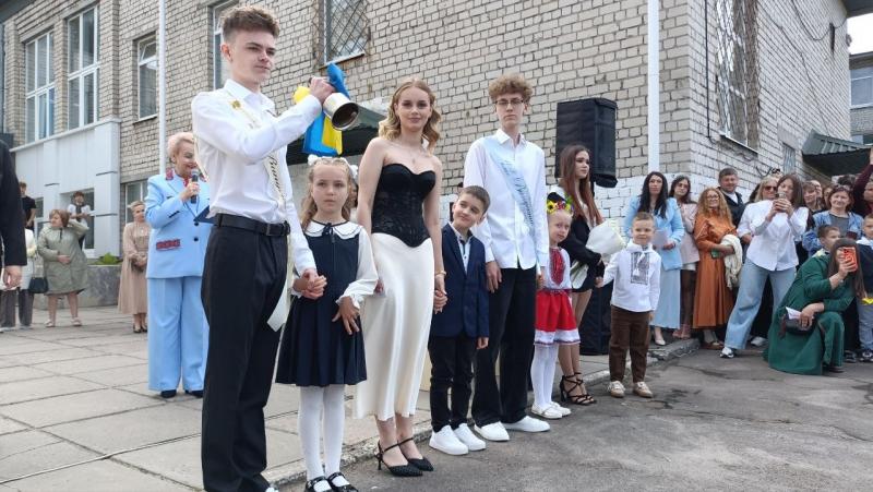 Реп від учителів, паперові літачки миру і щемливий вальс: у Кременчуці пролунав останній дзвоник для випускників ліцею №4