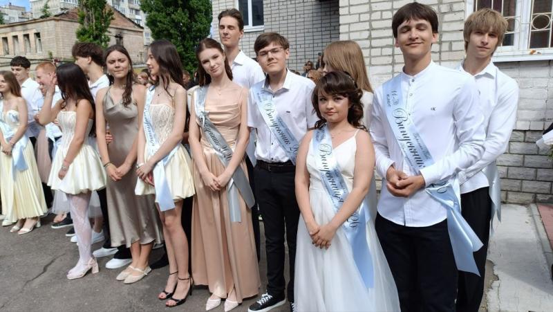 Реп від учителів, паперові літачки миру і щемливий вальс: у Кременчуці пролунав останній дзвоник для випускників ліцею №4