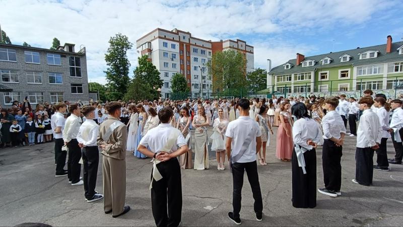Реп від учителів, паперові літачки миру і щемливий вальс: у Кременчуці пролунав останній дзвоник для випускників ліцею №4