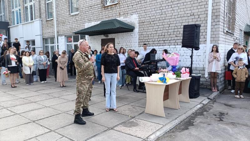 Реп від учителів, паперові літачки миру і щемливий вальс: у Кременчуці пролунав останній дзвоник для випускників ліцею №4