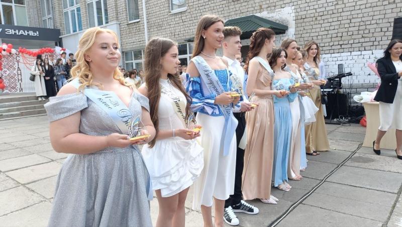 Реп від учителів, паперові літачки миру і щемливий вальс: у Кременчуці пролунав останній дзвоник для випускників ліцею №4