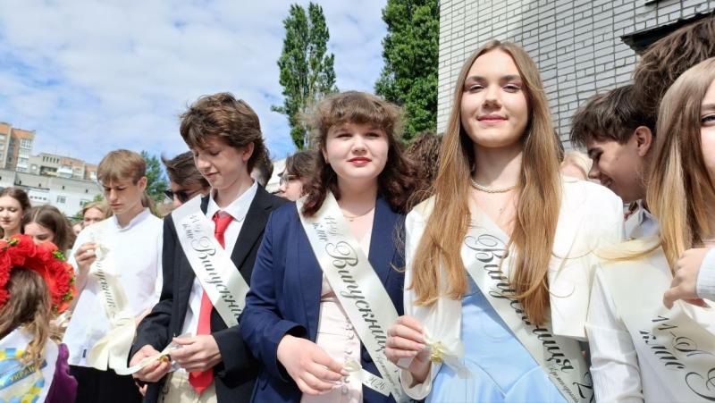 Реп від учителів, паперові літачки миру і щемливий вальс: у Кременчуці пролунав останній дзвоник для випускників ліцею №4