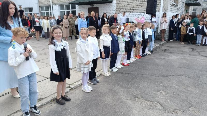 Реп від учителів, паперові літачки миру і щемливий вальс: у Кременчуці пролунав останній дзвоник для випускників ліцею №4