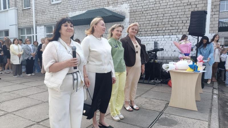 Реп від учителів, паперові літачки миру і щемливий вальс: у Кременчуці пролунав останній дзвоник для випускників ліцею №4