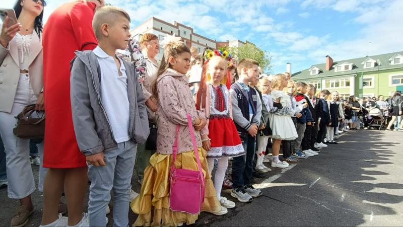 Реп від учителів, паперові літачки миру і щемливий вальс: у Кременчуці пролунав останній дзвоник для випускників ліцею №4