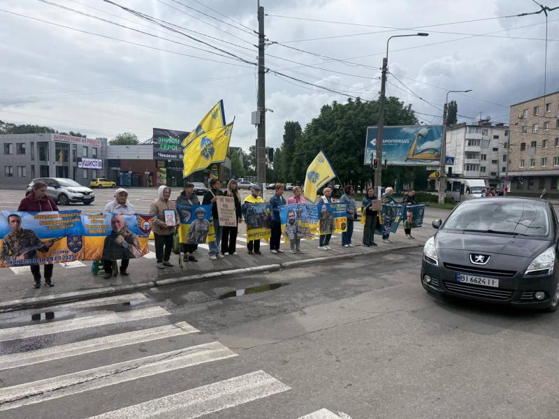 Кременчук не забуває: рідні військовополонених вкотре вийшли на мирну акцію