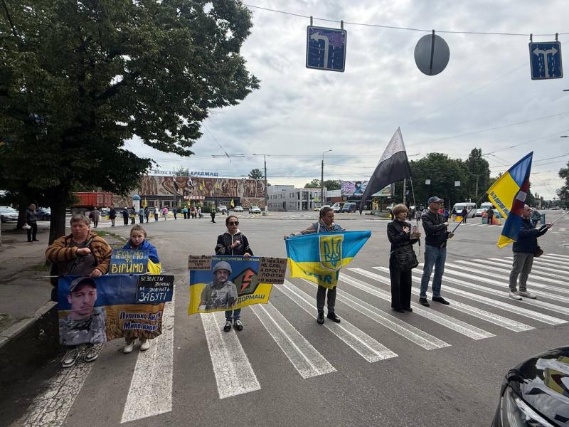 Кременчук не забуває: рідні військовополонених вкотре вийшли на мирну акцію