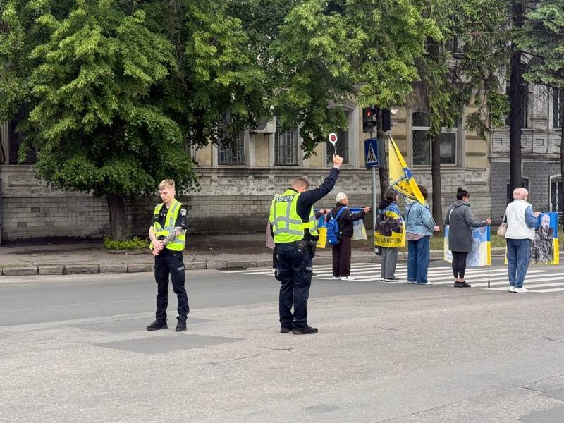 Кременчук не забуває: рідні військовополонених вкотре вийшли на мирну акцію