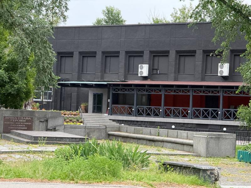Бур’яни замість шани: у сквері Халаменюка заростає братська могила загиблих воїнів
