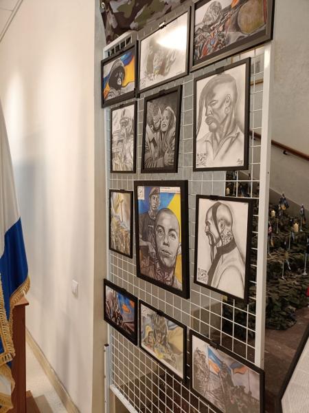 «Подивіться в ці очі й пам’ятайте»: у Кременчуці відкрили всеукраїнський артпроєкт «НАШІ».