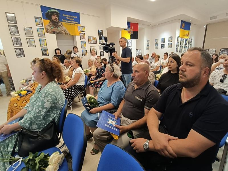Свічки, бандура і сльози рідних: Кременчуці 18 родин полеглих воїнів отримали відзнаки «Захисник України – Герой Кременчука»