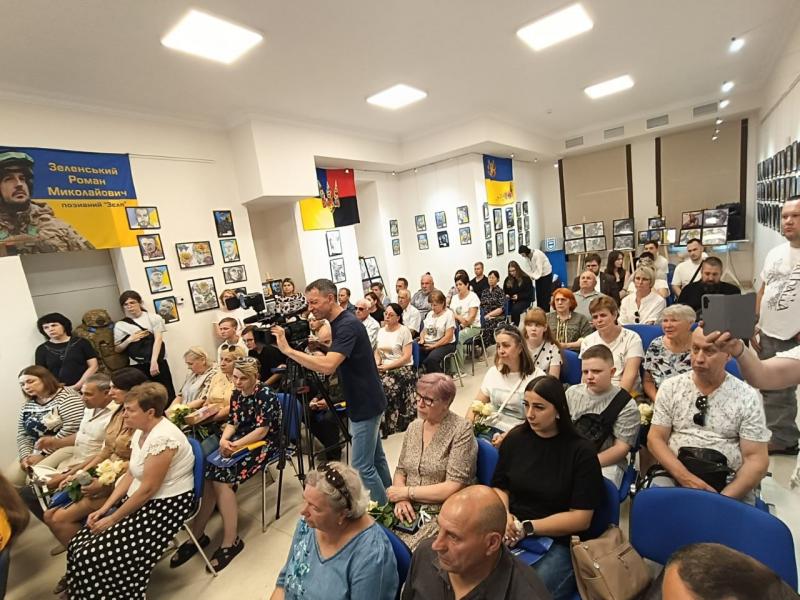 Свічки, бандура і сльози рідних: Кременчуці 18 родин полеглих воїнів отримали відзнаки «Захисник України – Герой Кременчука»