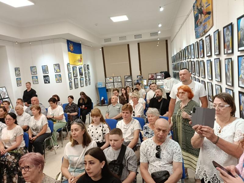 Свічки, бандура і сльози рідних: Кременчуці 18 родин полеглих воїнів отримали відзнаки «Захисник України – Герой Кременчука»