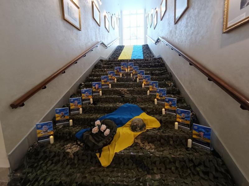Свічки, бандура і сльози рідних: Кременчуці 18 родин полеглих воїнів отримали відзнаки «Захисник України – Герой Кременчука»