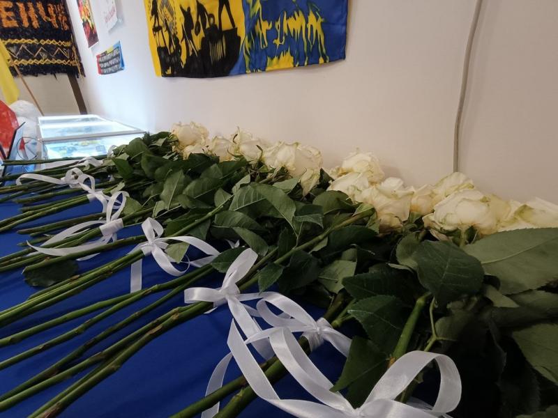 Свічки, бандура і сльози рідних: Кременчуці 18 родин полеглих воїнів отримали відзнаки «Захисник України – Герой Кременчука»