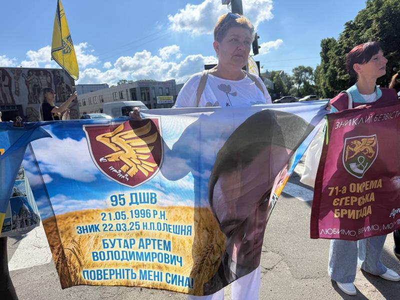 «Я — голос свого сина»: у Кременчуці пройшла акція-нагадування про військовополонених і зниклих безвісти захисників