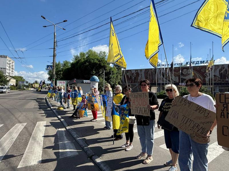 «Я — голос свого сина»: у Кременчуці пройшла акція-нагадування про військовополонених і зниклих безвісти захисників