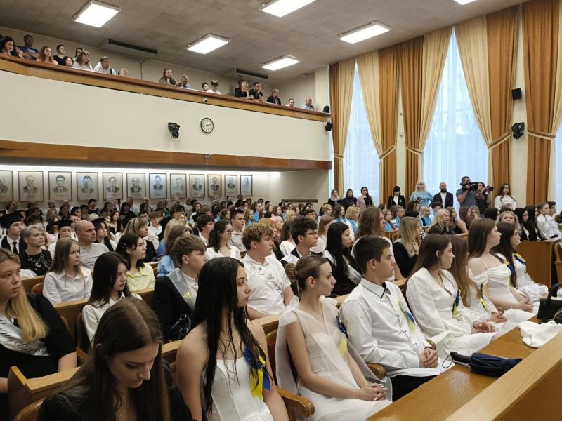 Злива, град і 130 медалістів: як у Кременчуці через негоду змінили місце проведення урочистостей