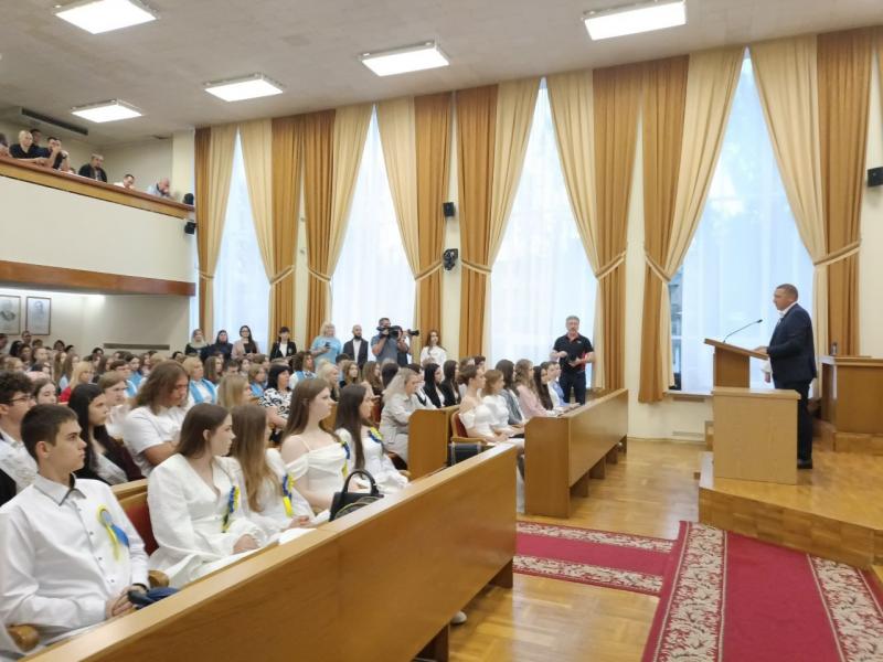 Злива, град і 130 медалістів: як у Кременчуці через негоду змінили місце проведення урочистостей