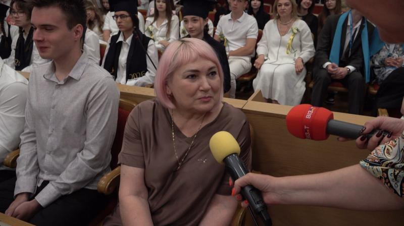 Злива, град і 130 медалістів: як у Кременчуці через негоду змінили місце проведення урочистостей