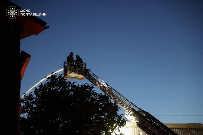 Жахливі наслідки обстрілу Полтавщини: з’явилися фото ліквідації масштабних пожеж
