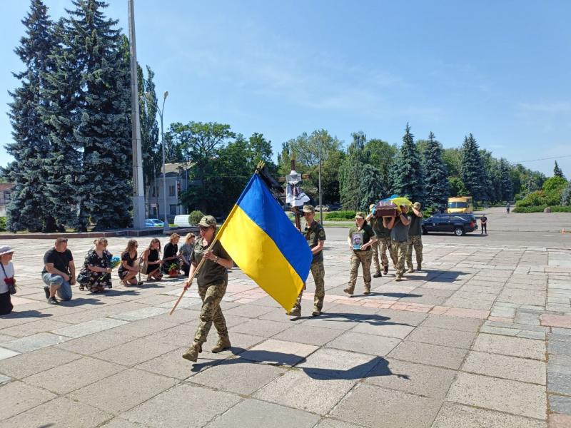 «Дуже хотілося вірити, що він повернеться»: у Кременчуці попрощалися з морським піхотинцем Павлом Стрижаком