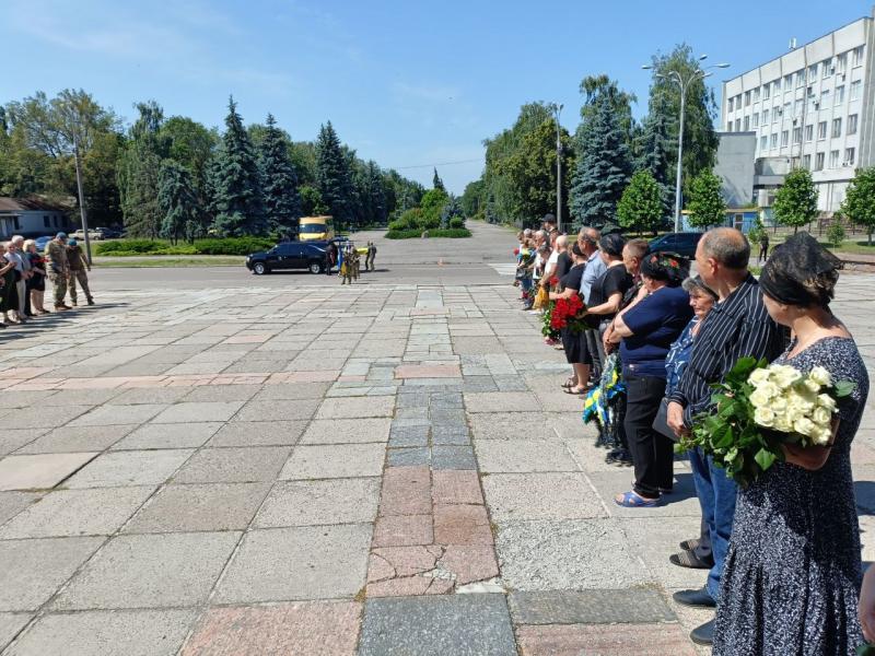 «Дуже хотілося вірити, що він повернеться»: у Кременчуці попрощалися з морським піхотинцем Павлом Стрижаком