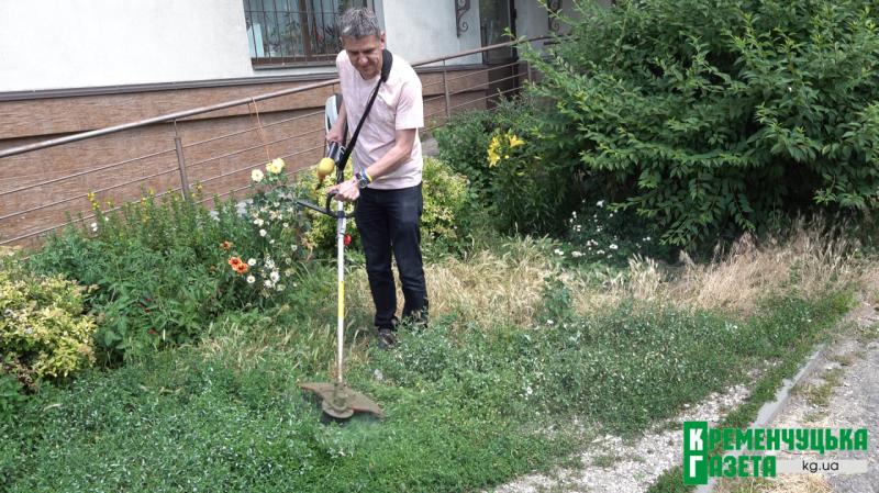 На допомогу комунальникам: після «букета» для Усанової «Кременчуцька газета» оголосила полювання на бур’яни
