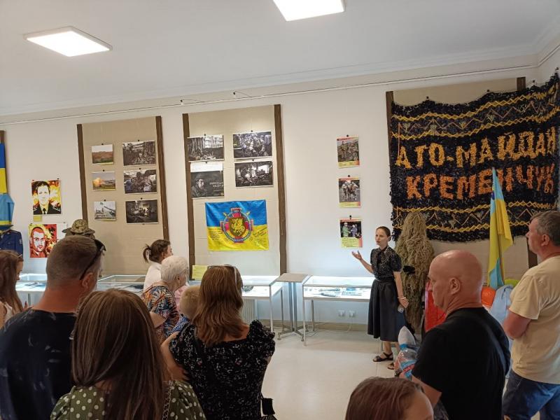 «Війна — у кожній кременчуцькій родині»: у музеї вручили відзнаки «Захисник України — Герой Кременчука» родинам полеглих воїнів