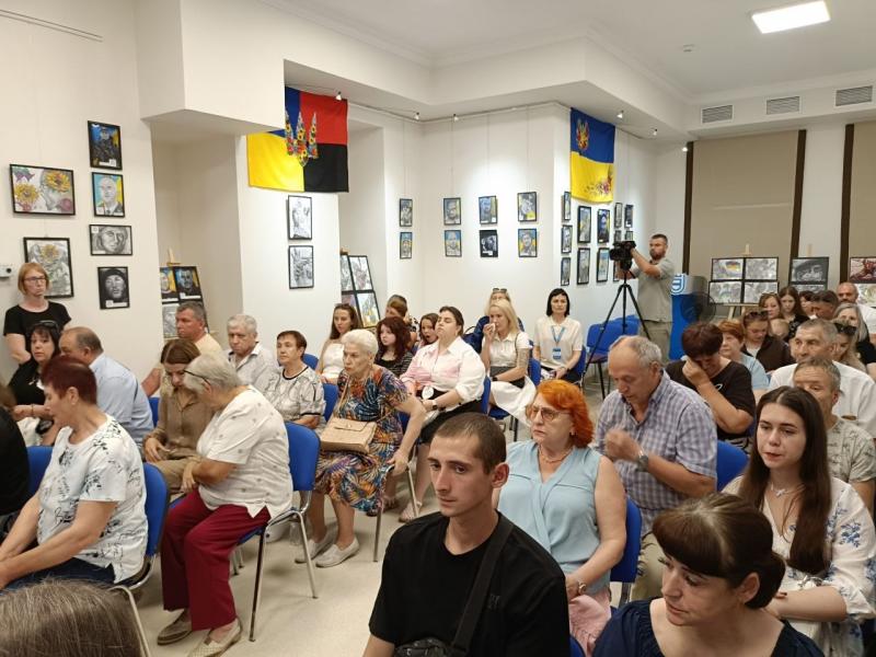«Війна — у кожній кременчуцькій родині»: у музеї вручили відзнаки «Захисник України — Герой Кременчука» родинам полеглих воїнів