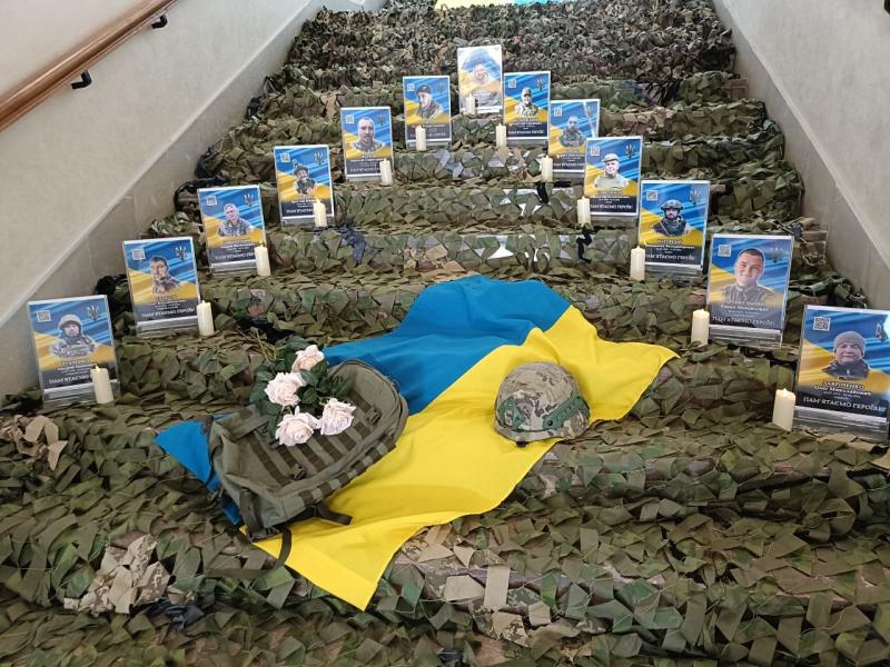 «Війна — у кожній кременчуцькій родині»: у музеї вручили відзнаки «Захисник України — Герой Кременчука» родинам полеглих воїнів