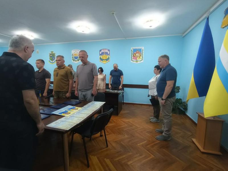 «Була чергова важка ніч»: після ворожої атаки у Кременчуцькій РВА відзначили Захисників і працівників підприємств з нагоди Дня Конституції